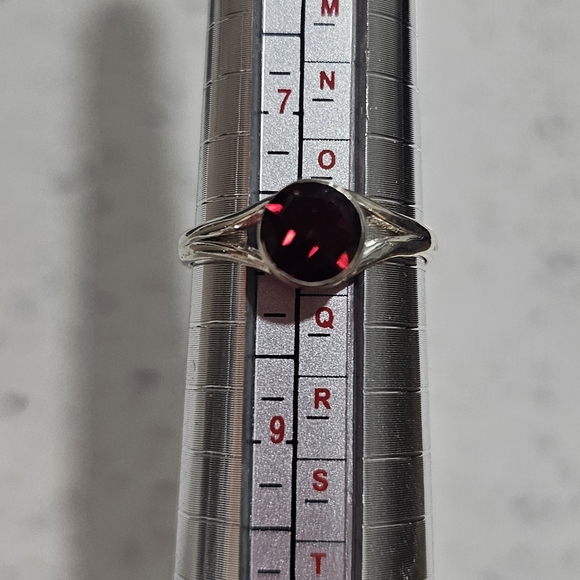 Elegant Silver Ring with Deep Red Garnet - Picture 3 of 3